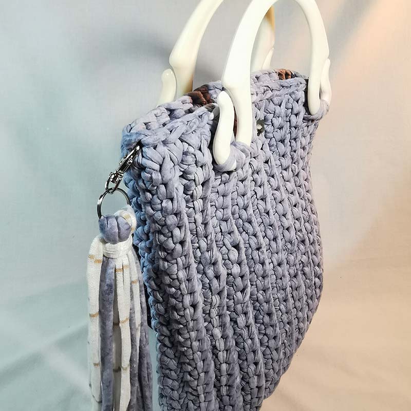 Profil-sac-a-main-Lys-Gris-crochet