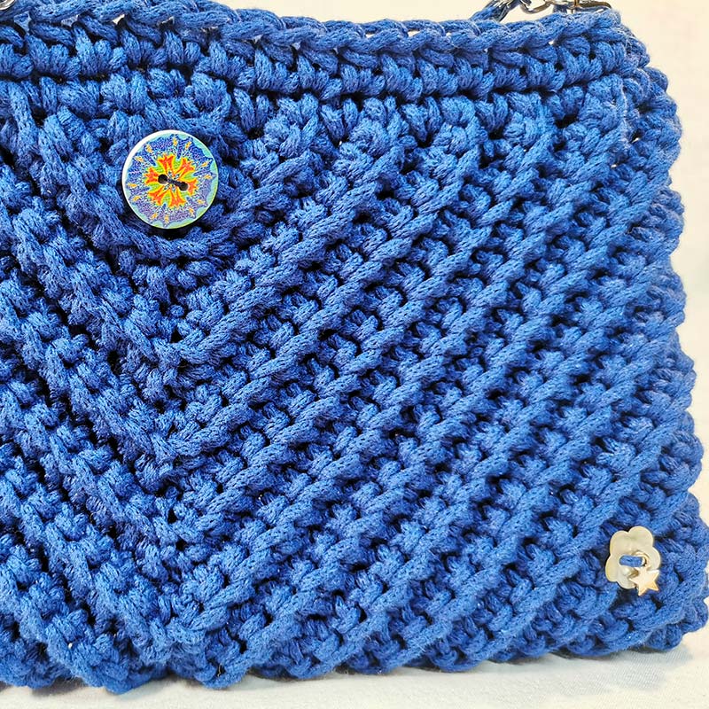 detail-couture-pochette-a-main-campanule-technique-crochet1