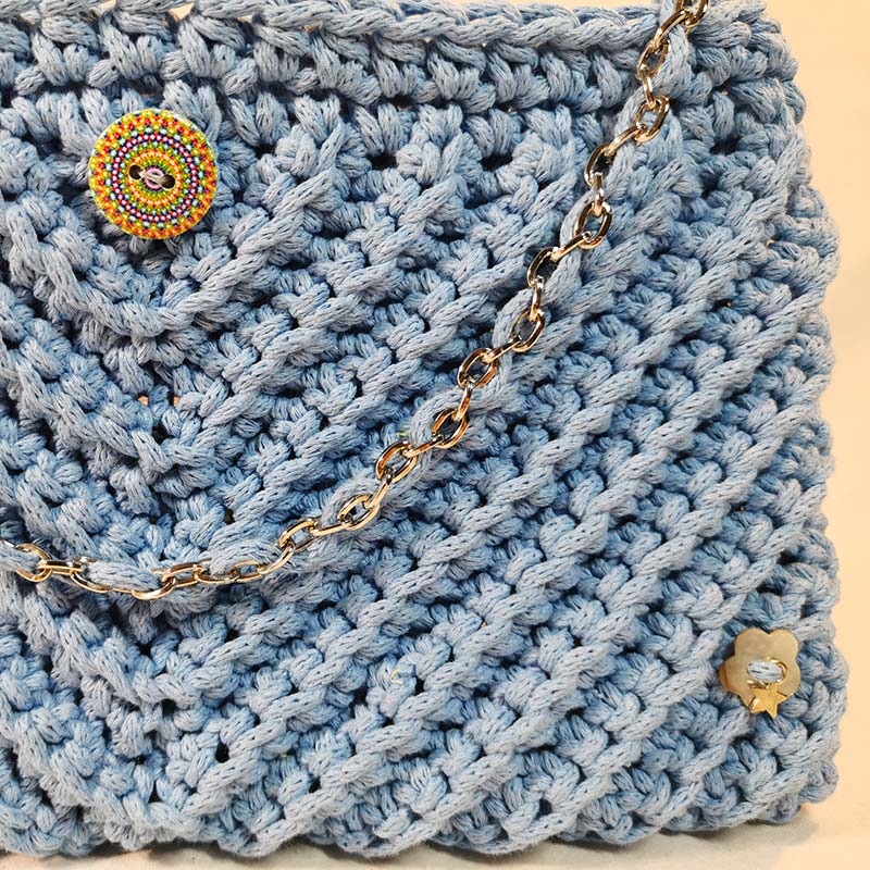 detail-pochette-a-main-campanule-bleu-ciel-technique-crochet1