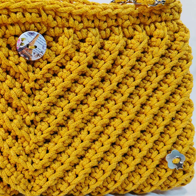 detail-pochette-a-main-campanule-jaune-technique-crochet1