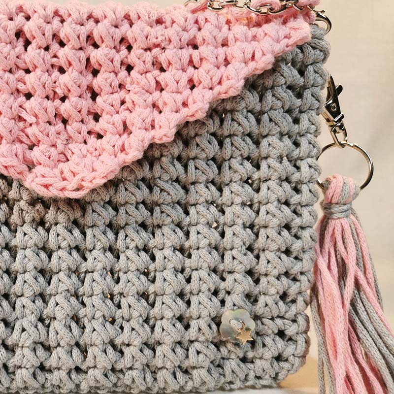 detail-pochette-a-main-mimosa-gris-rose-technique-crochet1