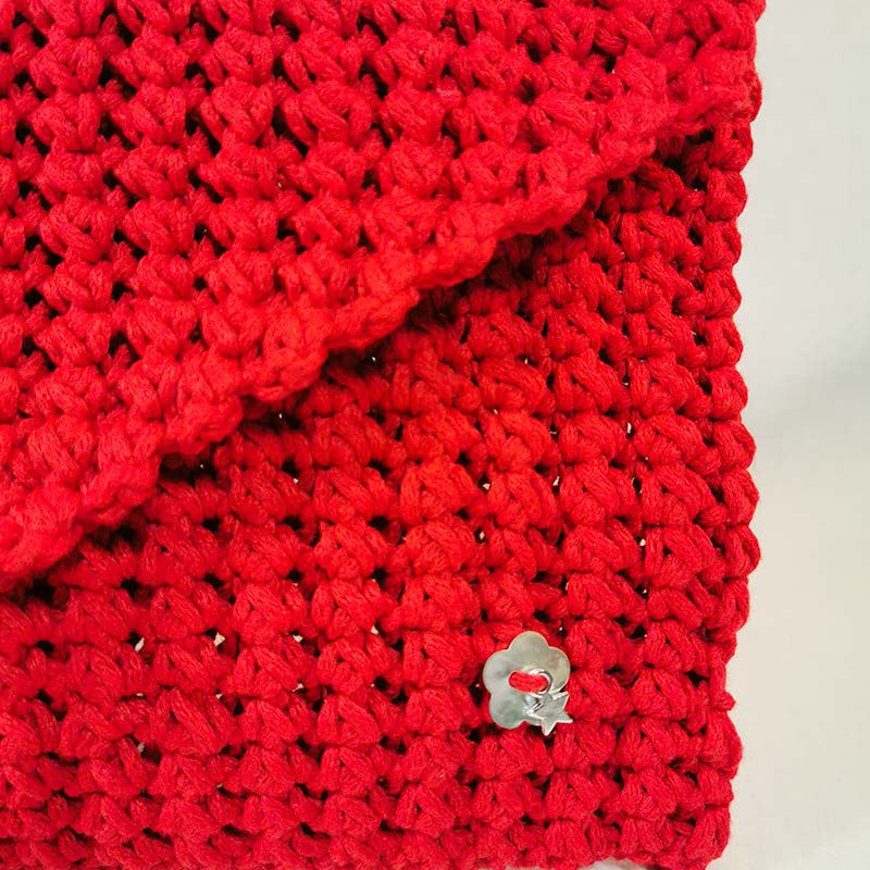 detail-pochette-a-main-mimosa-rouge-technique-crochet1