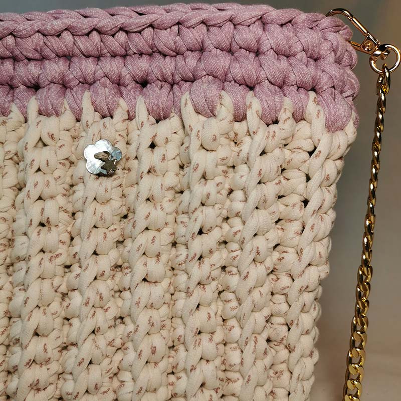 detail-sac-a-main-prevenche-blanc-chaine-dore-rose-crochet