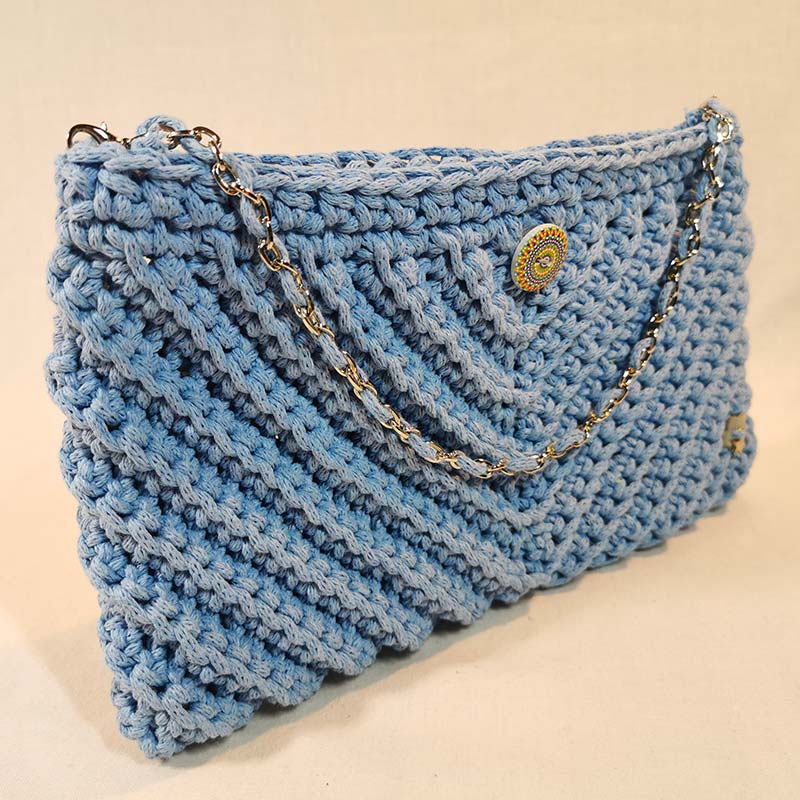 pochette-a-main-campanule-bleu-ciel-technique-crochet