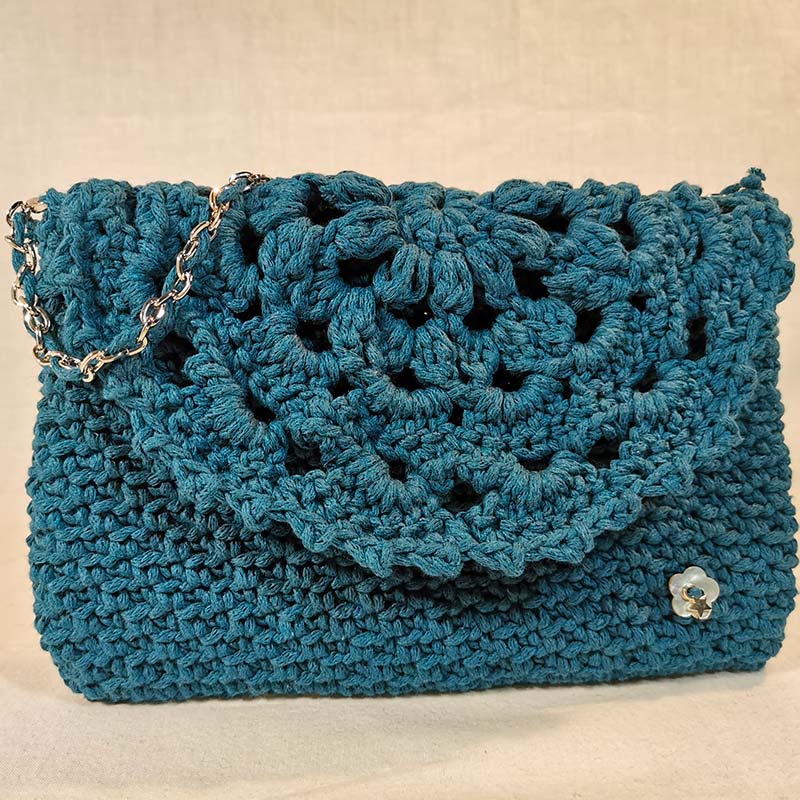 pochette-a-main-myosotis-bleu-technique-crochet1