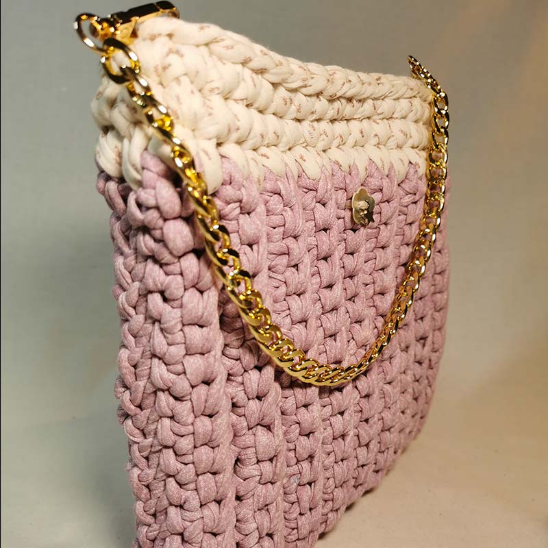 profil–a-main-prevenche-rose-chaine-dore-blanc-crochet